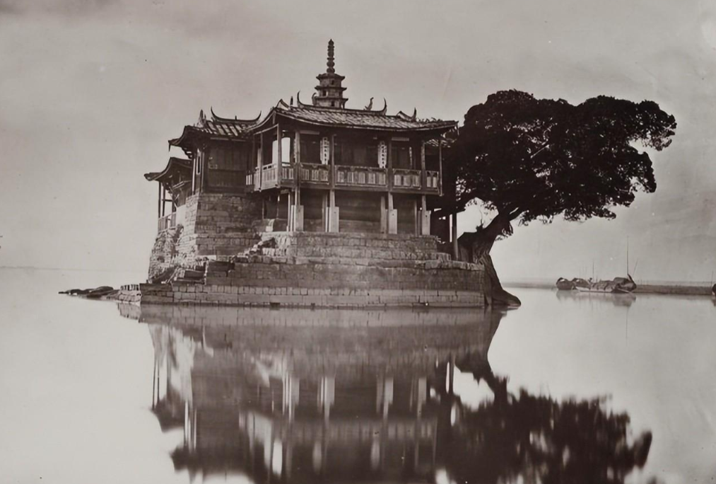 我们都知道中国的古代被称之为封建社会,在这时期生活的女性,有很多有