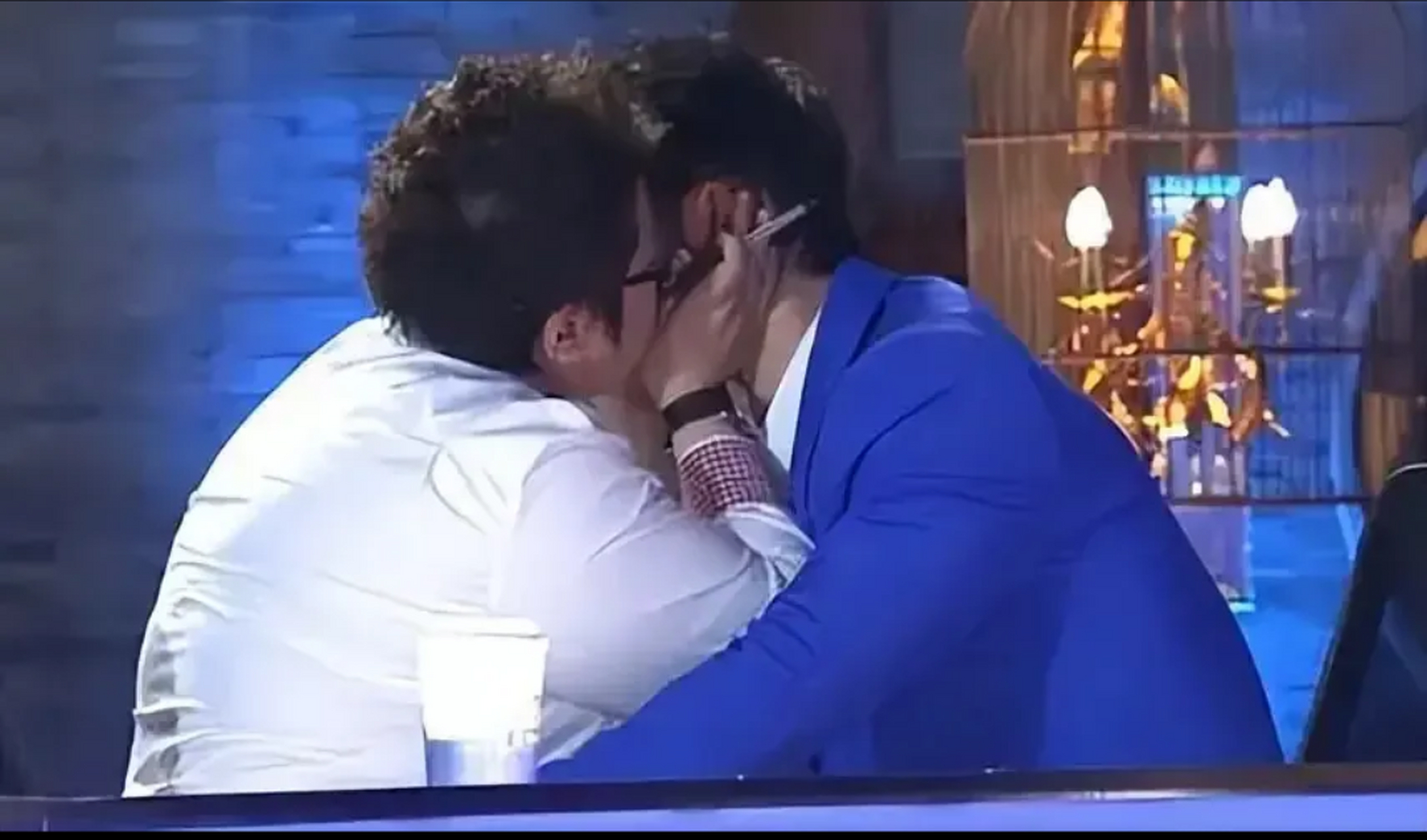 2005年,韩红和许志安临上车的时候,韩红搂住许志安脖子,抱在一起拥吻