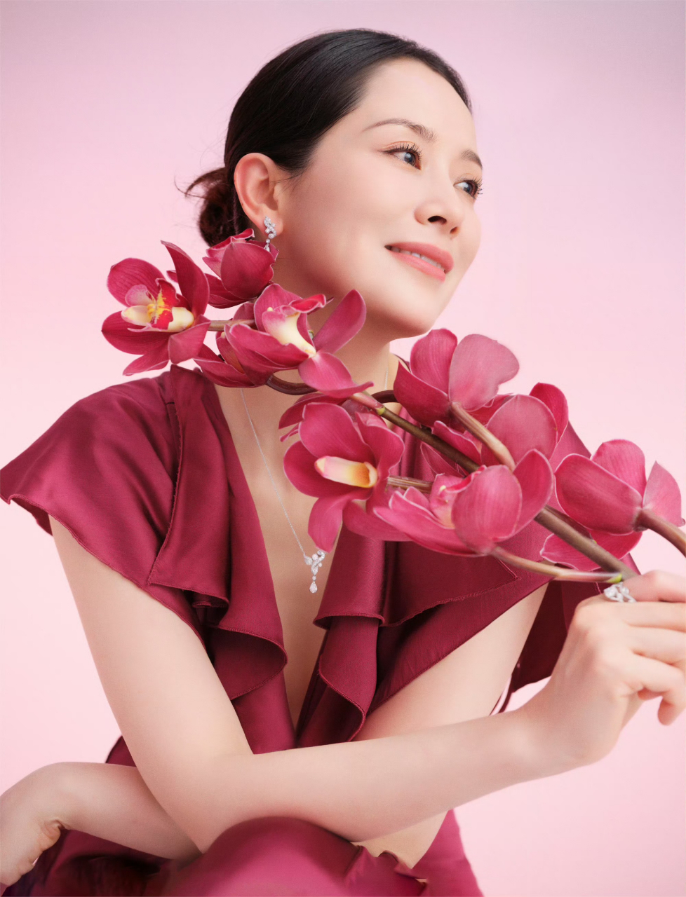 海清一身酒红色礼服,比花娇艳