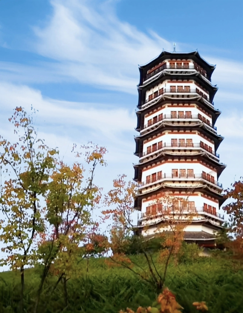 双鸭山市名称的来源,一说是因为城东北两座形似卧鸭的山峰,一说因山有