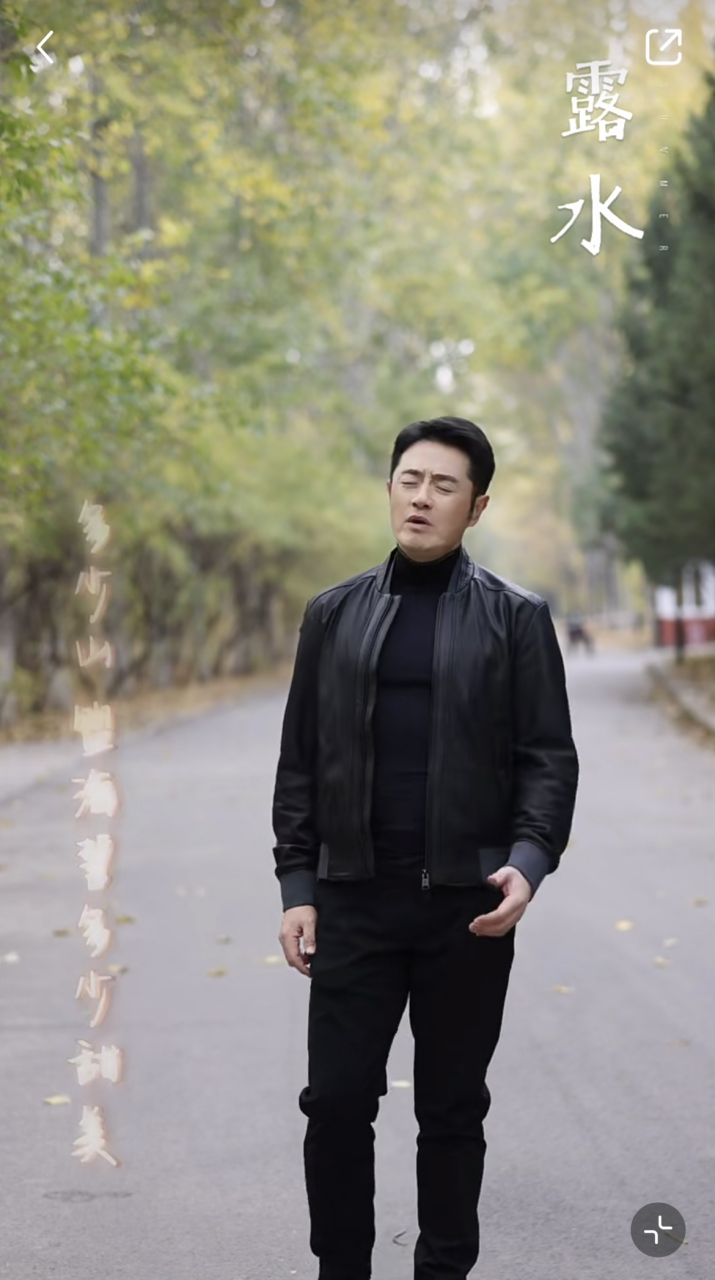 还记得歌手黄格选么,如今状态不错,身姿挺拔,五官依然俊朗