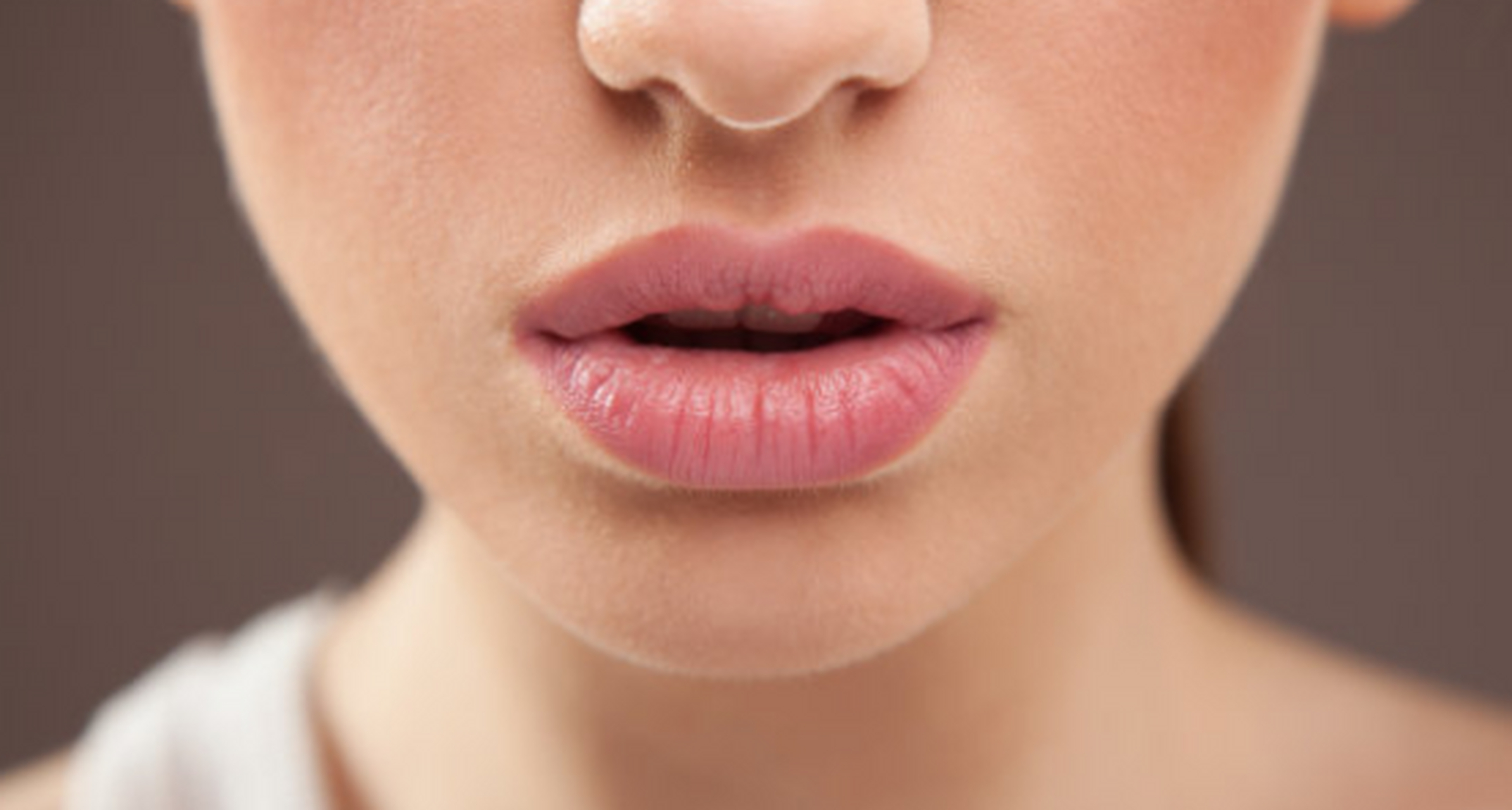 面相特征包括眉宇宽广平直,眼睛明亮有神,嘴唇鲜红丰满和脸型饱满圆润