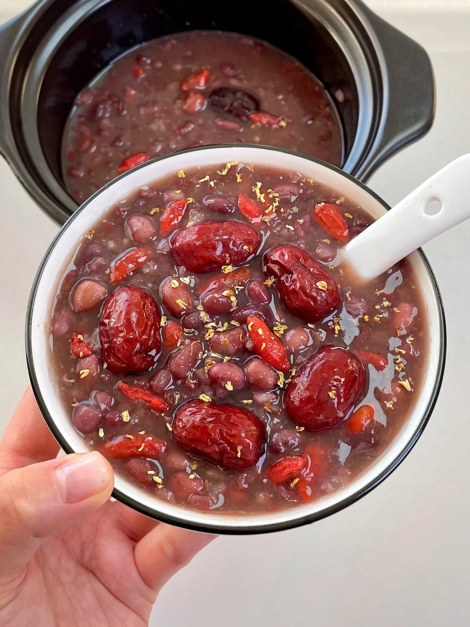 红豆,红枣,花生,糯米,枸杞,红糖 红豆提前泡4小时,食材洗净加水炖煮