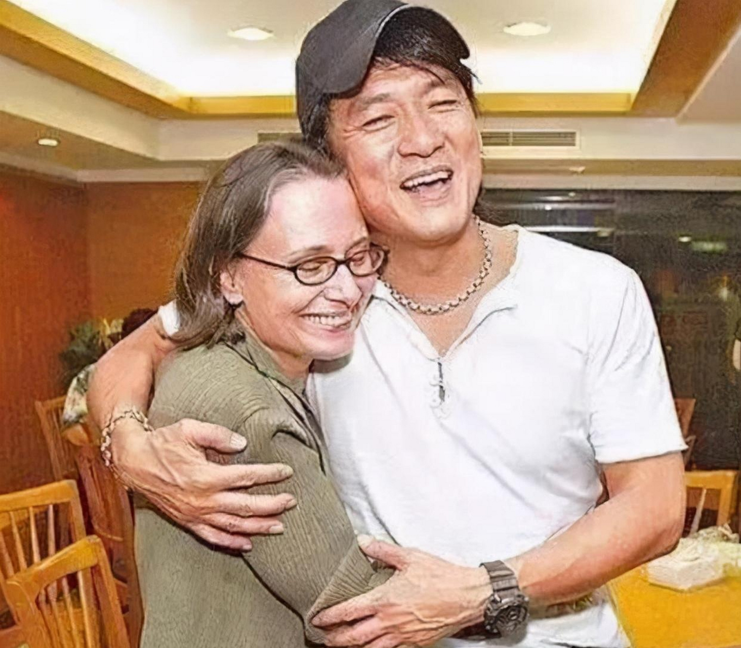 周华健和老婆的合照