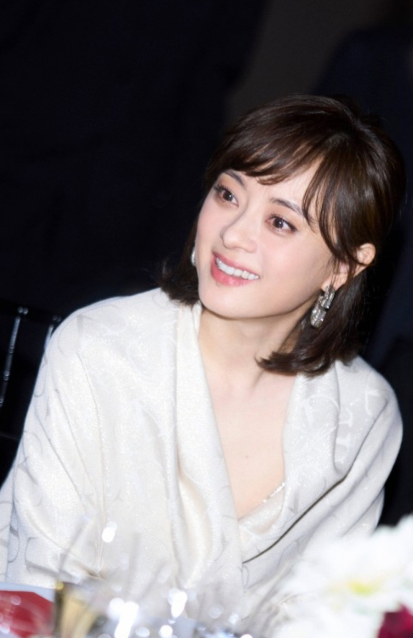 孙俪工作室够可以啊,疯狂营业晒老板照片.