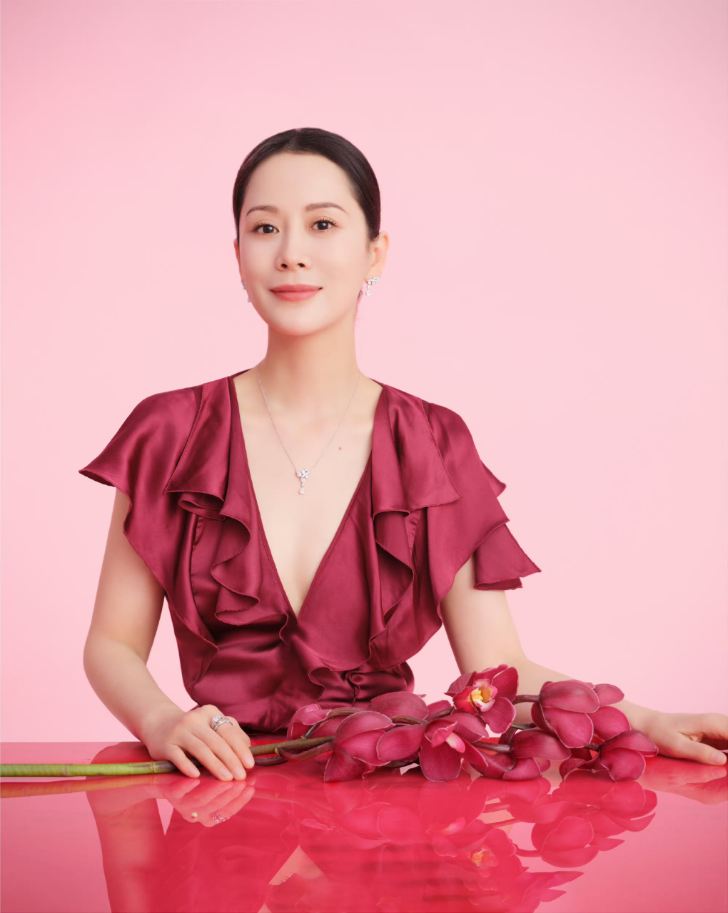 海清一身酒红色礼服,比花娇艳