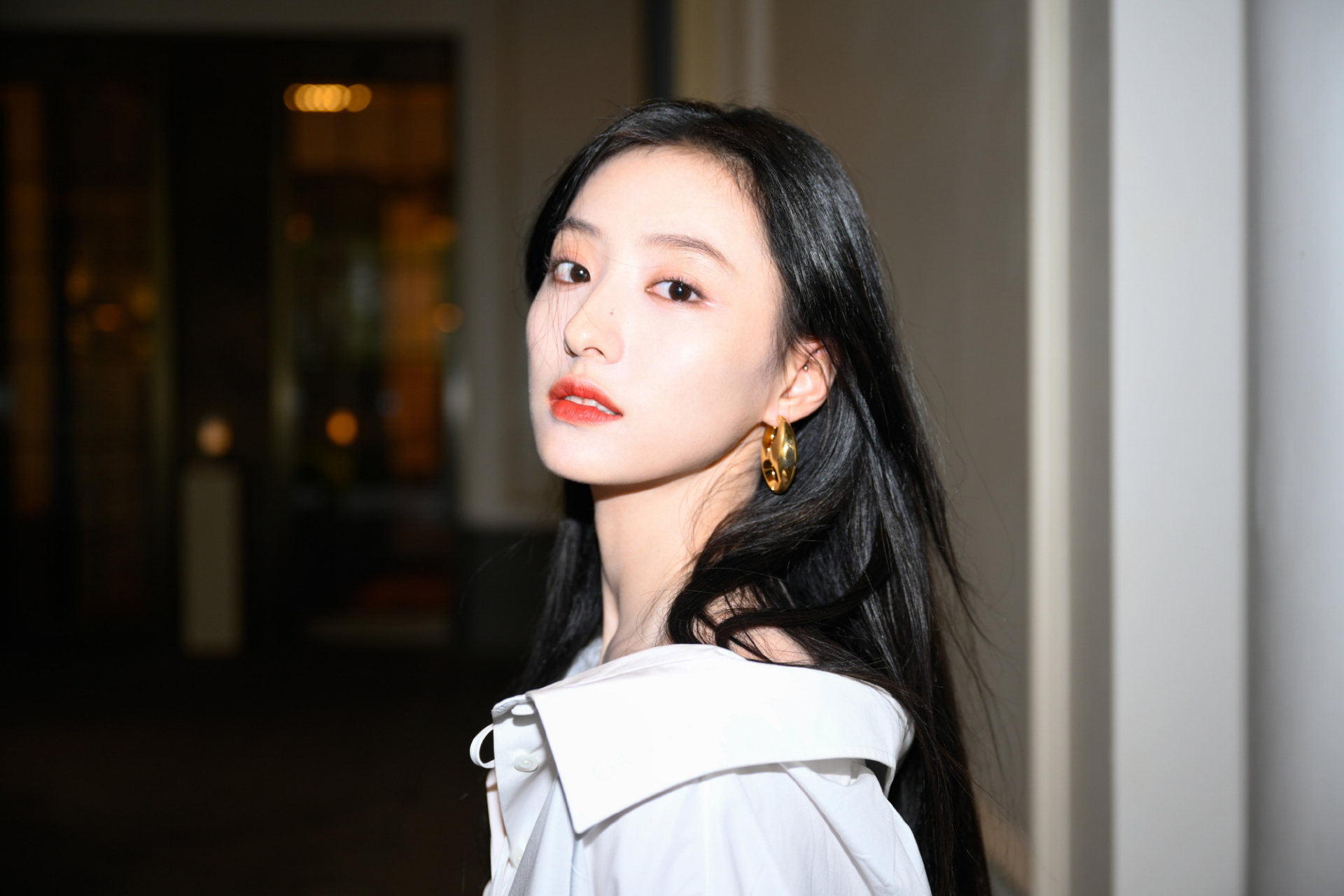 胡连馨好适合黑长直造型啊[送花花],斜肩白衬衫搭配古驰单肩包,清纯又