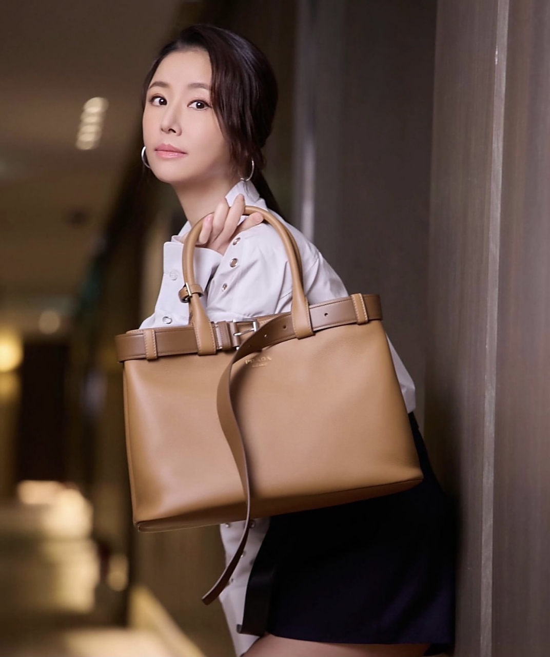 林心如的时尚街拍,这次在酒店走廊拍