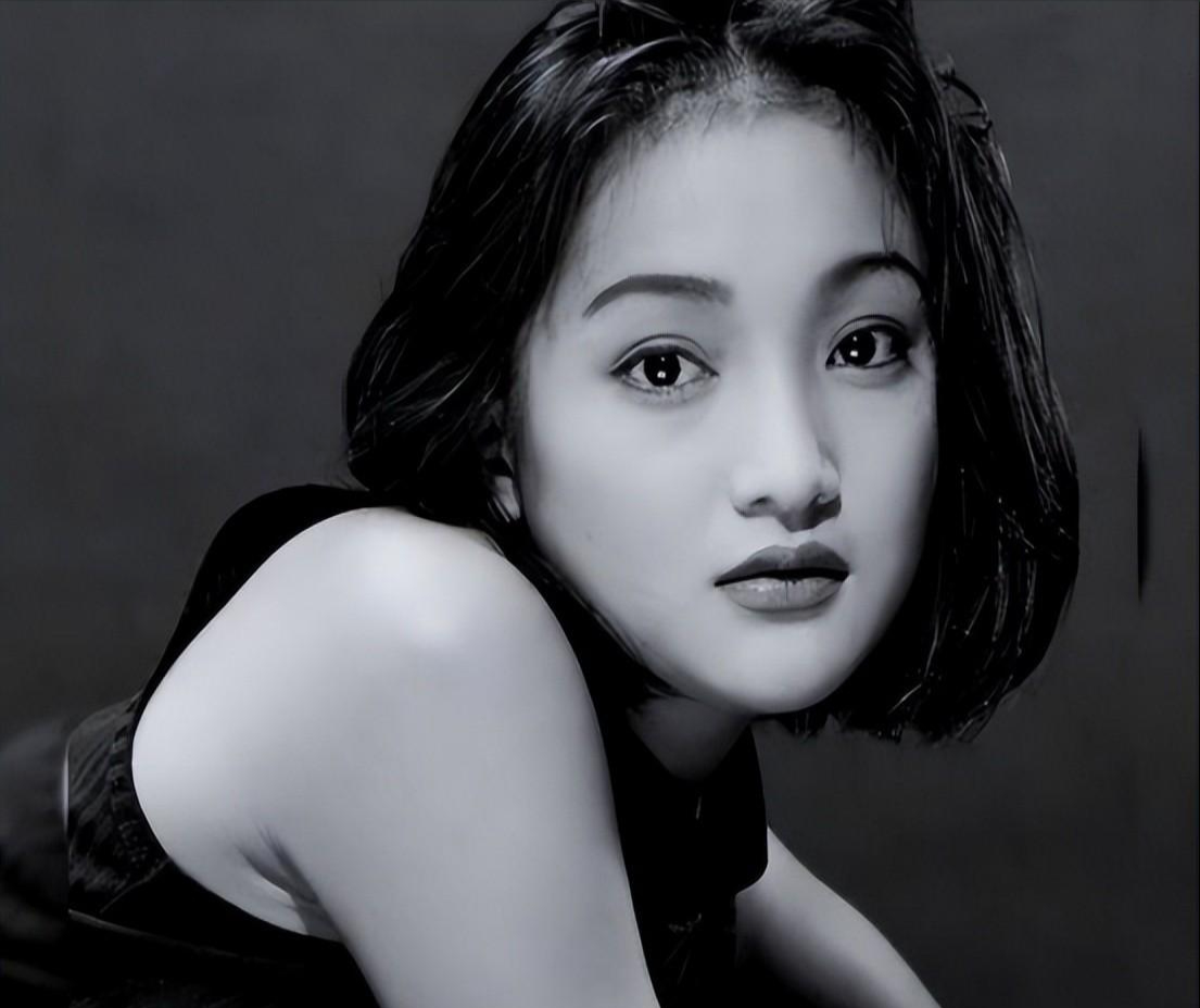 周迅十七岁时,潘鸿海给她画了26幅"人体画",如今一幅高达千万