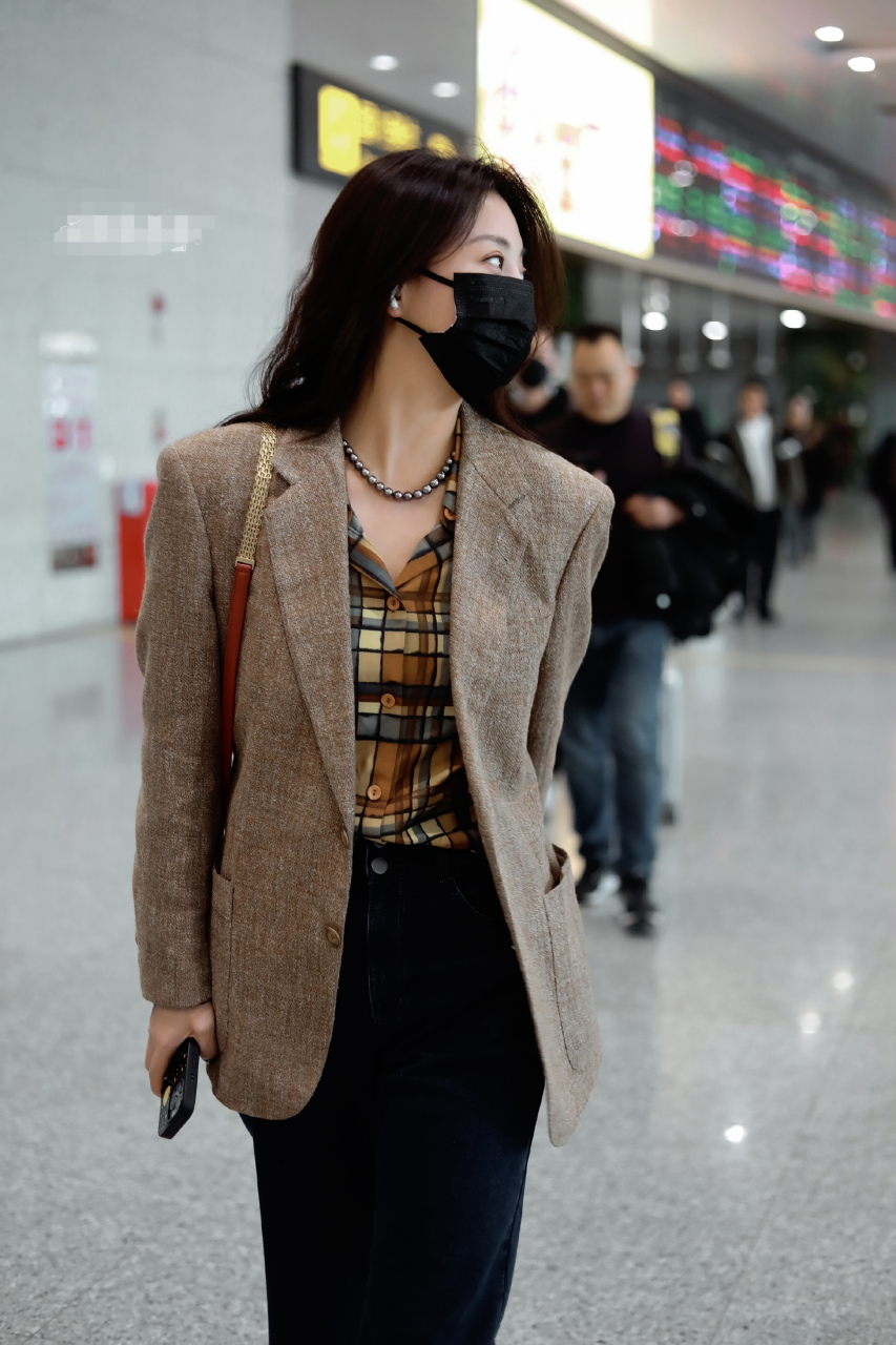 殷桃机场照,身穿咖色西装搭配牛仔裤,又a又酷,美到爆炸