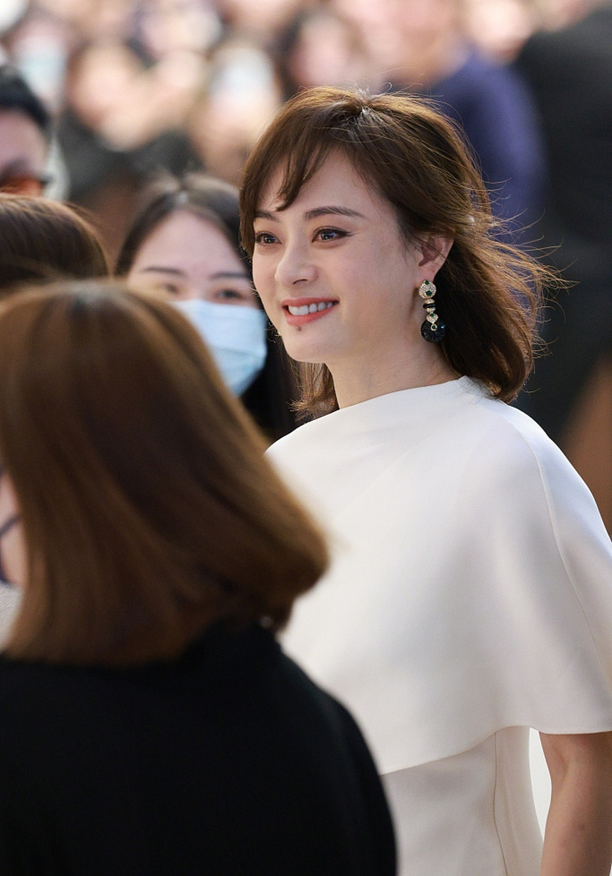 久违露面的孙俪出席品牌活动,气质还是那么好,看起来温柔又优雅.