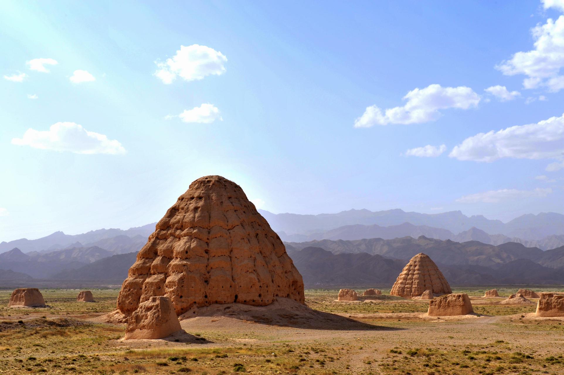 1,沙坡头景区是宁夏最著名的景点之一,这里有壮丽的沙漠景观和迷鹊哪