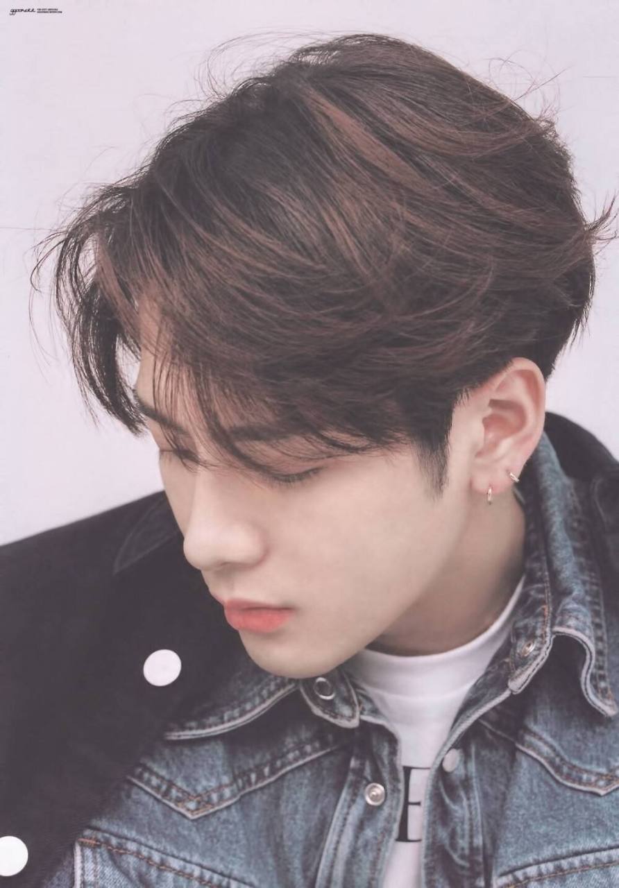 王嘉尔,一位出生于中国香港的艺人,他的音乐才华和运动精神使他成为