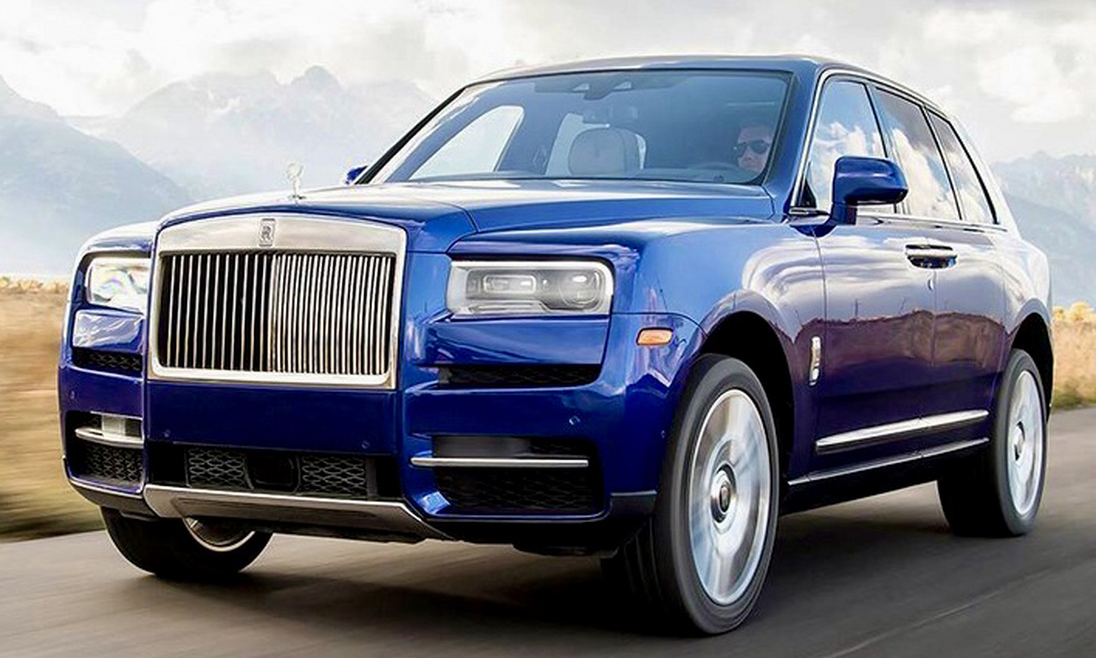 这辆宝石蓝车身的劳斯莱斯库里南,尾部后备箱相当有仪式感!