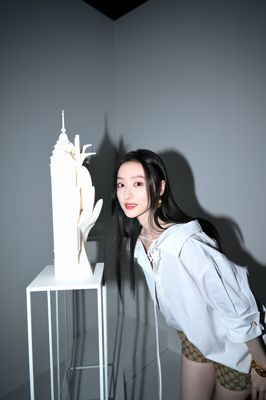 胡连馨好适合黑长直造型啊[送花花],斜肩白衬衫搭配古驰单肩包,清纯又