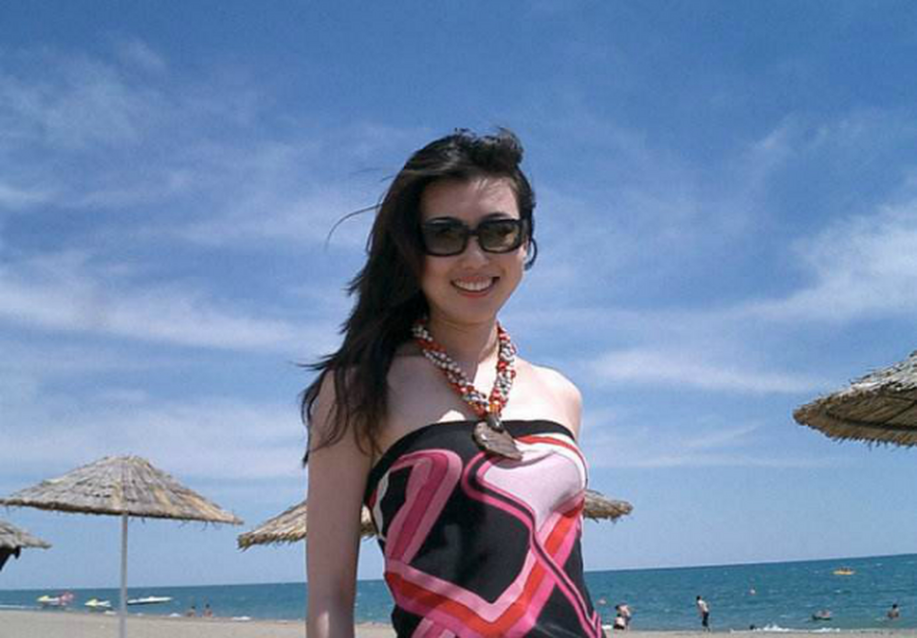 央视《海峡两岸》栏目主持人李红,东北吉林人,主持风格亲切,自然,端庄