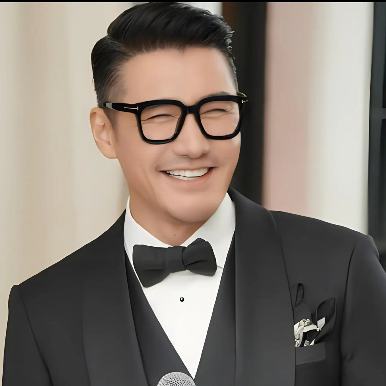 演员胡兵分享了他的一个小故事:我哥哥胡东曾夸赞他的一件衣服,但我却