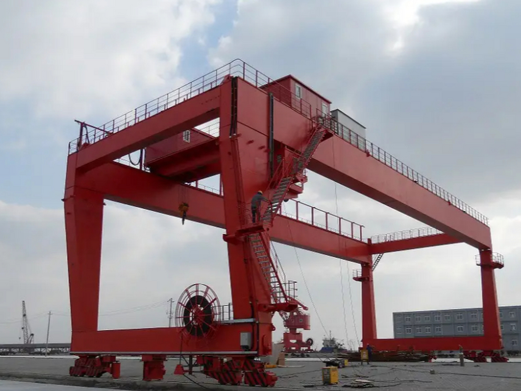 龙门吊是一种门式起重机,由两根高大的立柱和一根横梁组成,形似一个