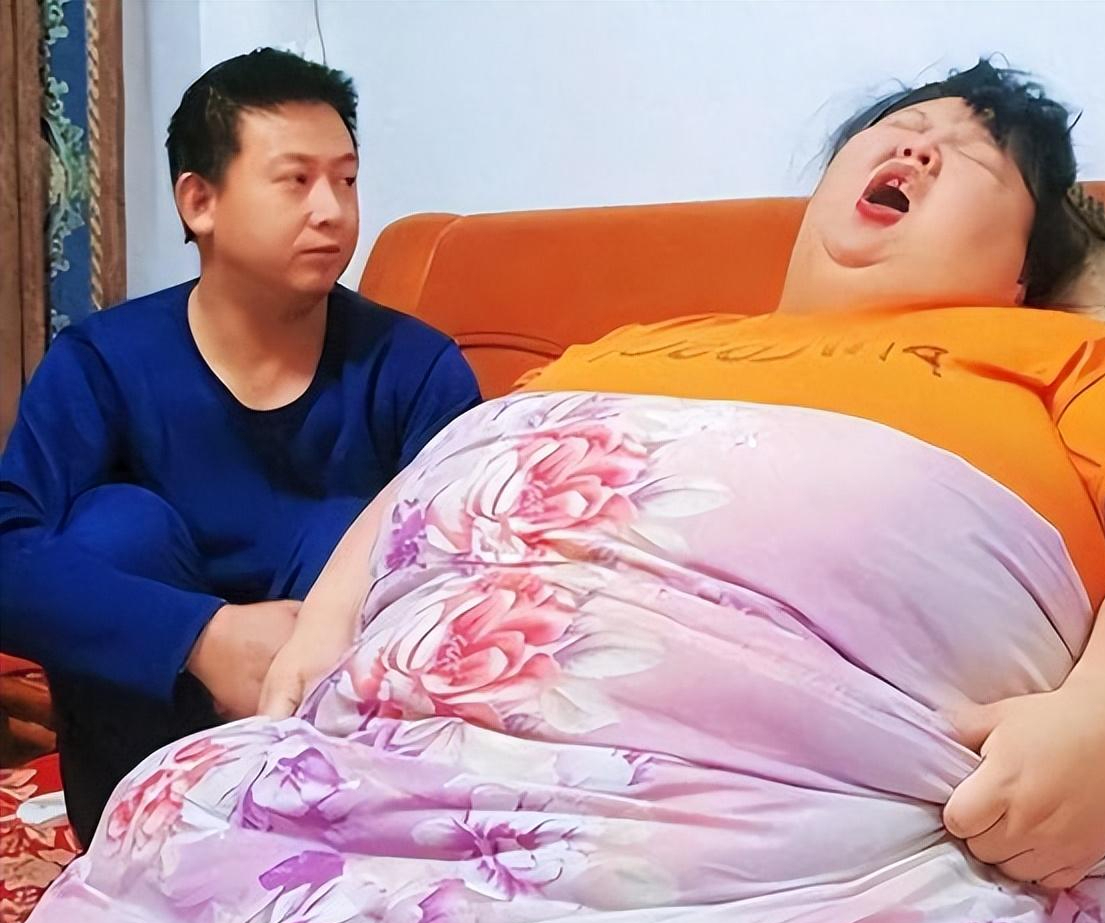 回顾昔日校花被丈夫喂到330斤曾睡塌两张床丈夫怕她被人抢走