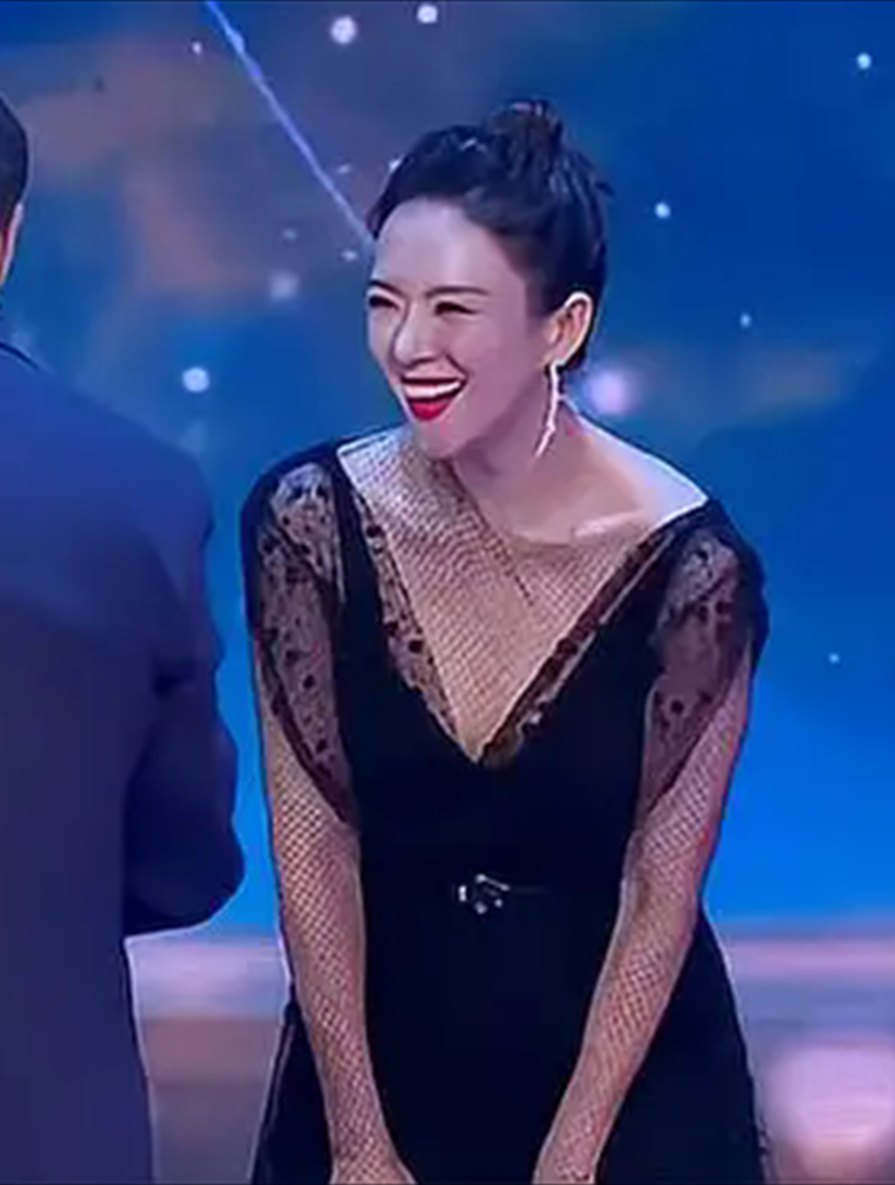 张艺谋领奖太逗了拿着聘书拱手相让下秒反应笑坏章子怡