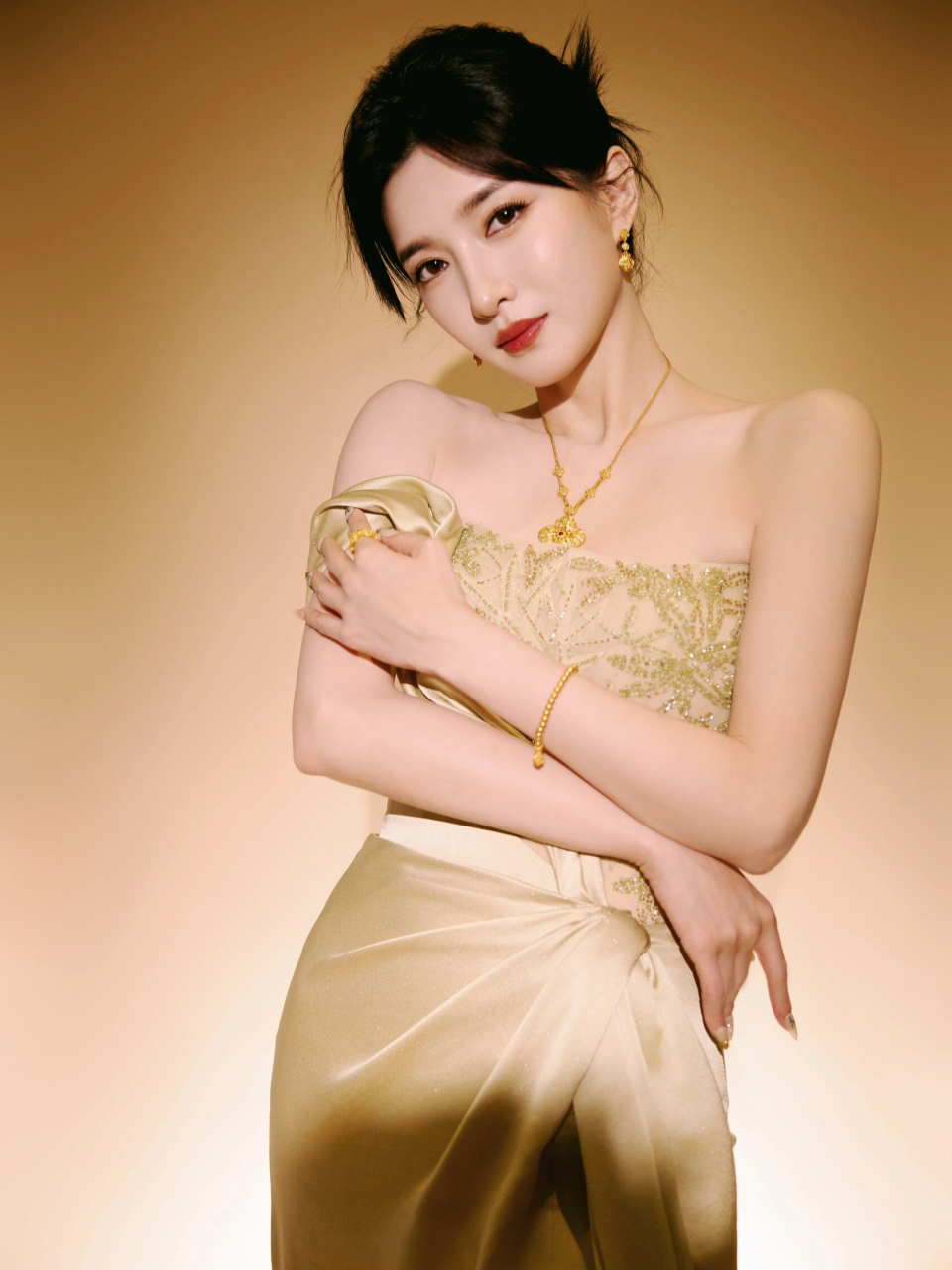 江江的生图也太抗打了 演员江疏影身着beyond 竹韵出席梦金园的品牌