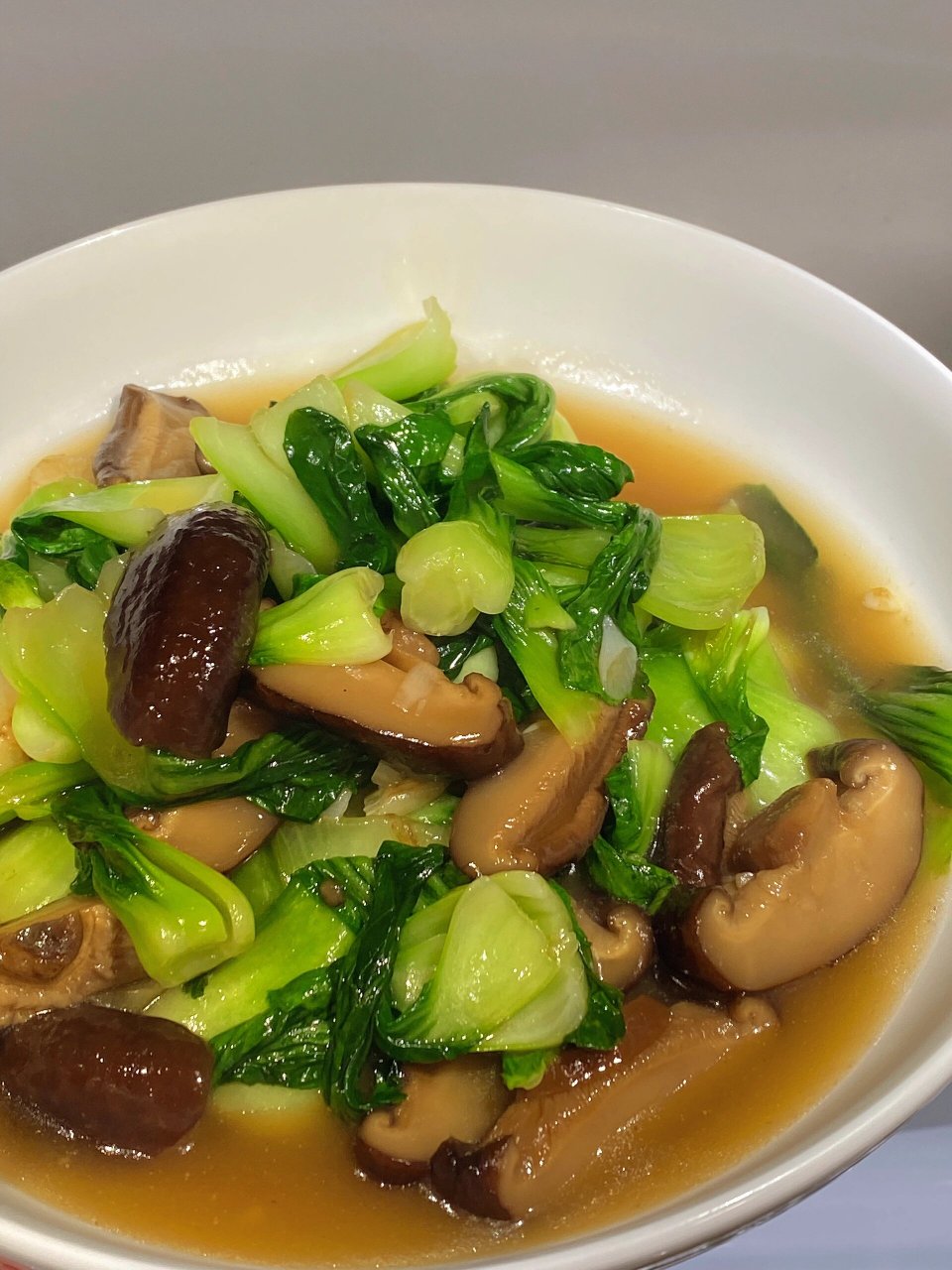 家常菜下饭菜 蚝油香菇上海青02 上海青,干香菇4朵,蒜瓣3个,蚝油一