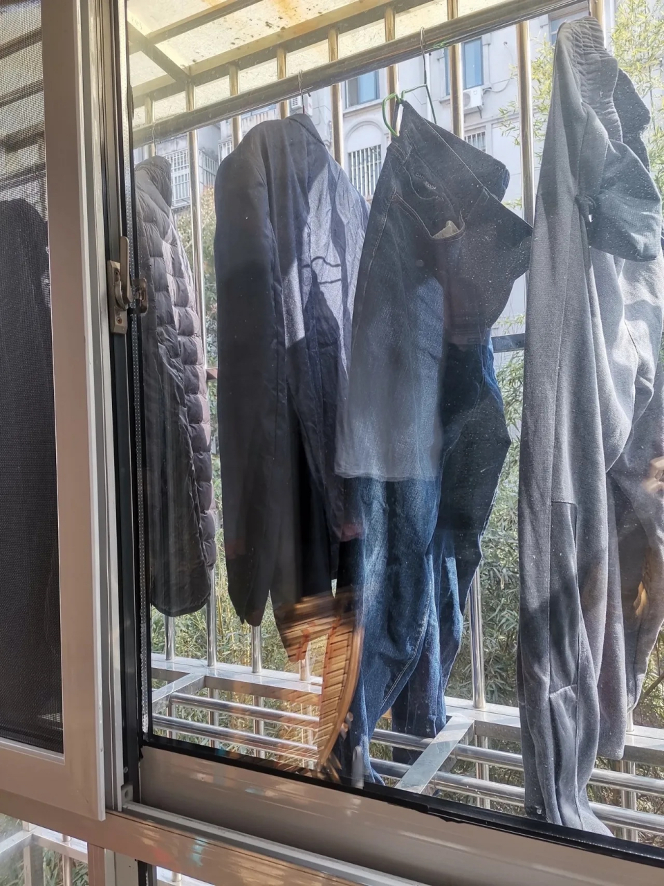 正晾衣服时,闺蜜来家里玩,一见到我就大呼一声:"谁叫你洗衣服的?