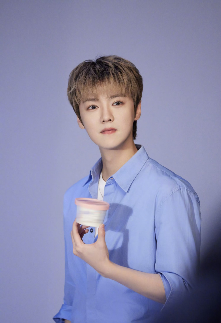 wow,鹿晗工作室发鹿boss工作照,蓝色造型清爽帅气