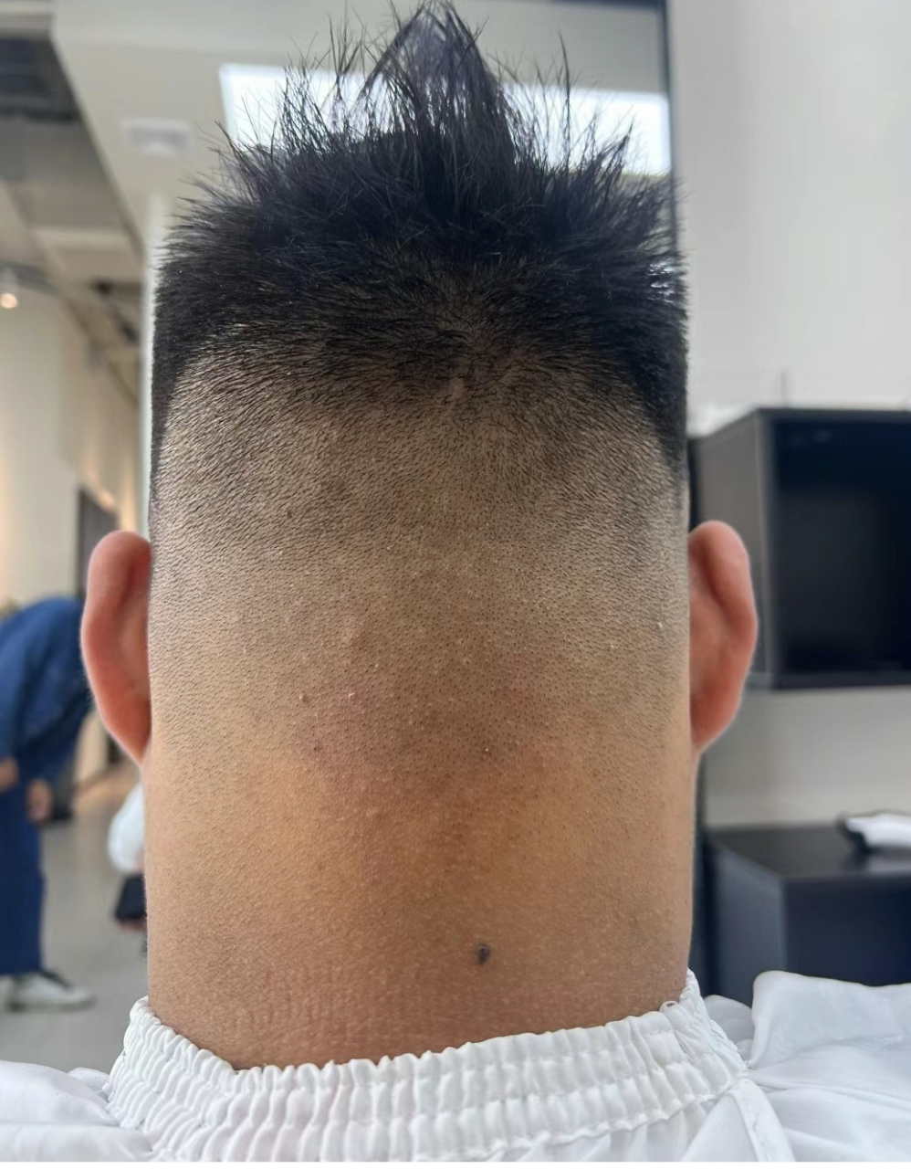 大哥你这脖子是泰森徒弟吗,太我塞了,脑袋跟脖子一边粗的,你也是个