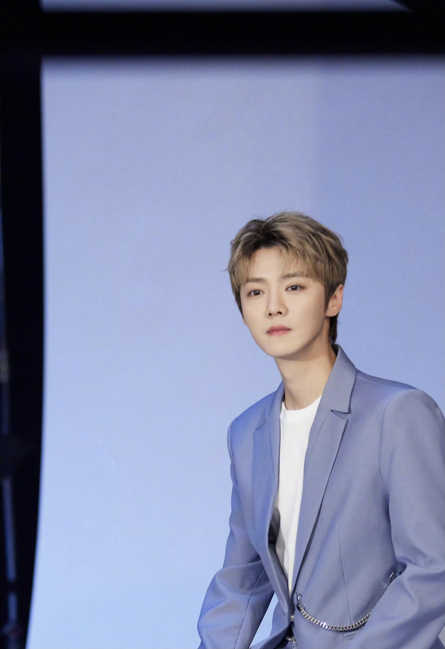 wow,鹿晗工作室发鹿boss工作照,蓝色造型清爽帅气