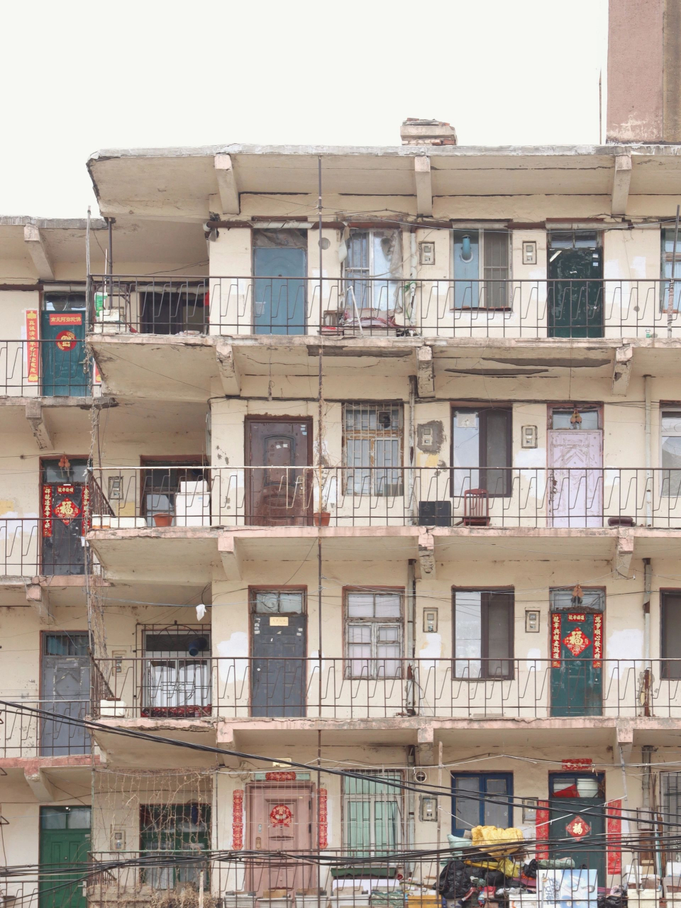 东北80年代筒子楼,楼道上处处是岁月的气息 东北一栋80年代筒子楼