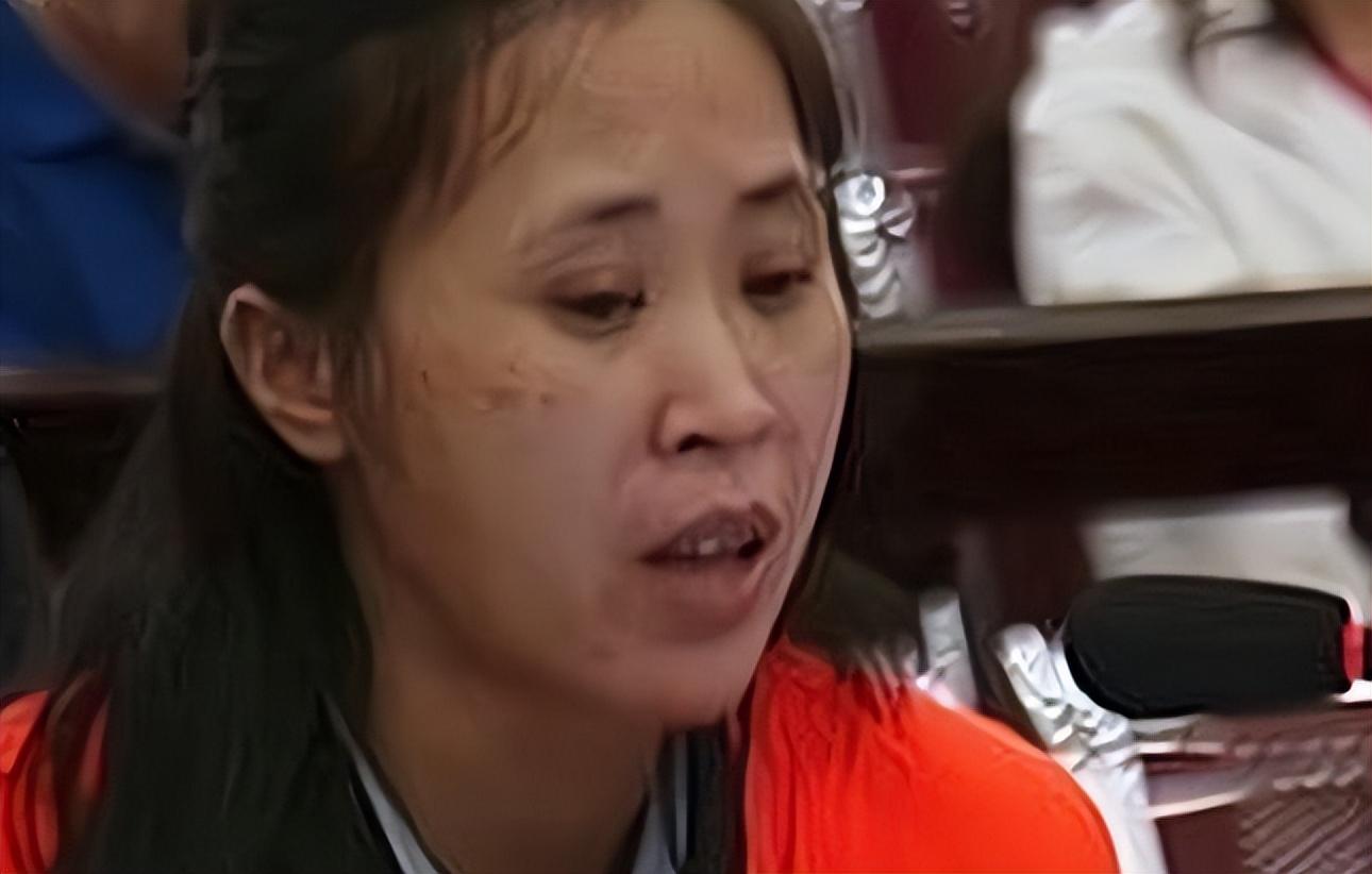 凌小云比凌小娟大10岁,小时候姐妹二人的感情还是很好的,凌小云作为