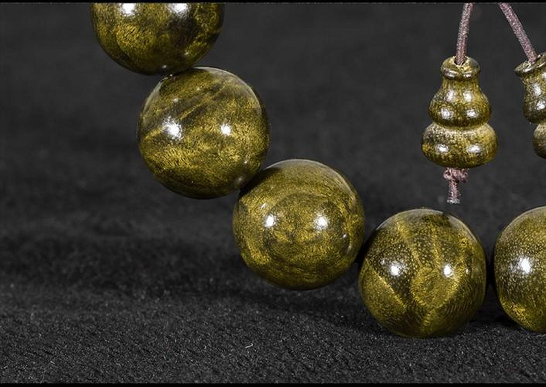 挑选金丝楠木手串需注意五大要点:观察纹理与色泽,辨别材质与密度