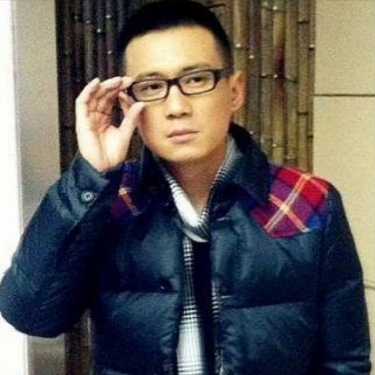 回顾徐洪浩比妻子大10岁家里家外被妻子领导风光背后有眼泪