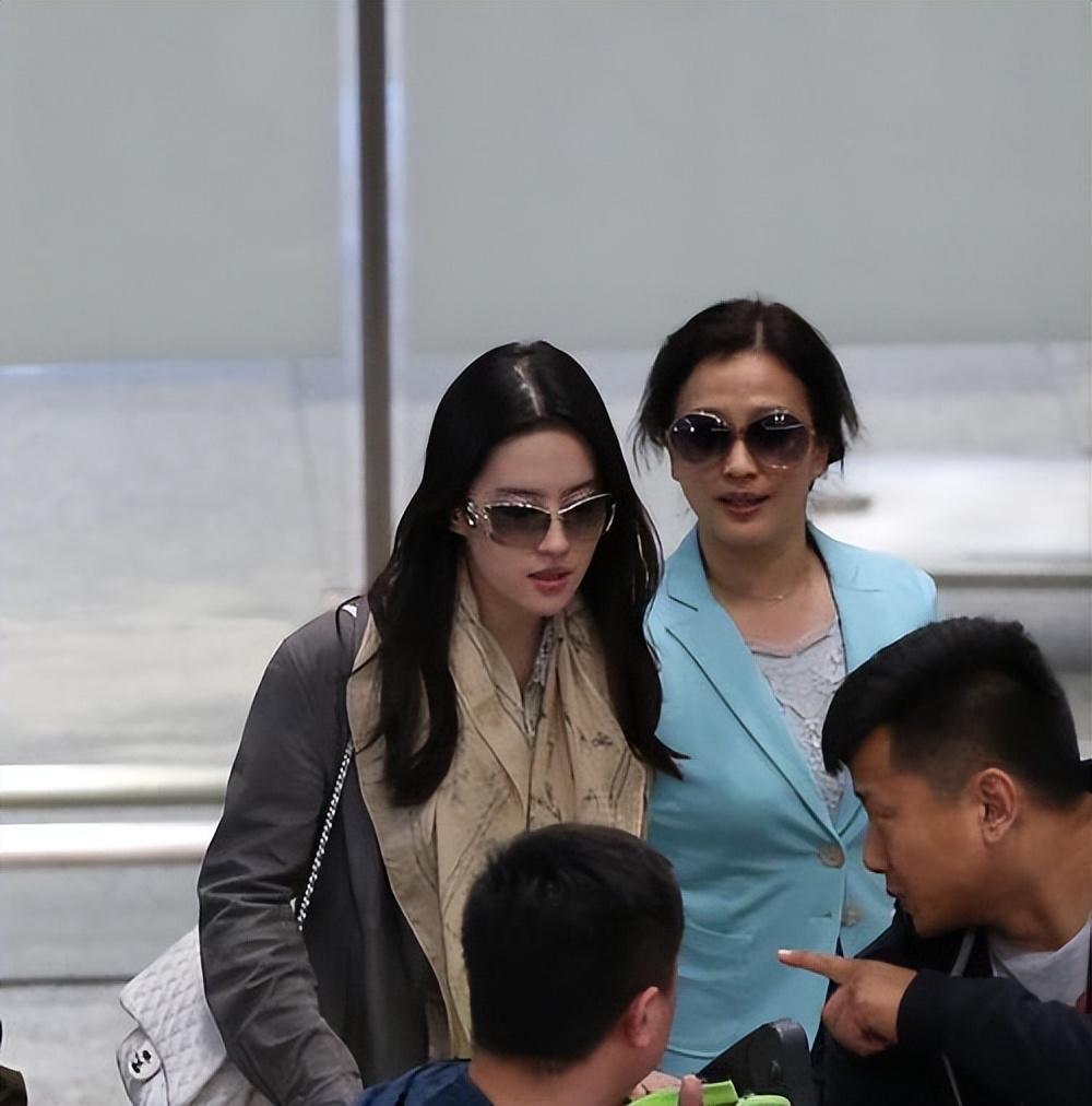 回顾刘亦菲的妈妈刘晓莉两婚两离至今单身长得比女儿还美