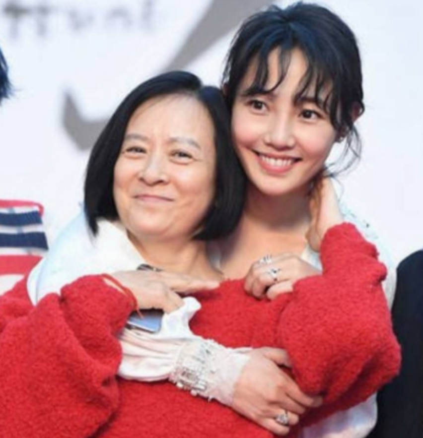 回顾王京花丈夫是演员董志华结婚30年被宠成宝儿子是她骄傲