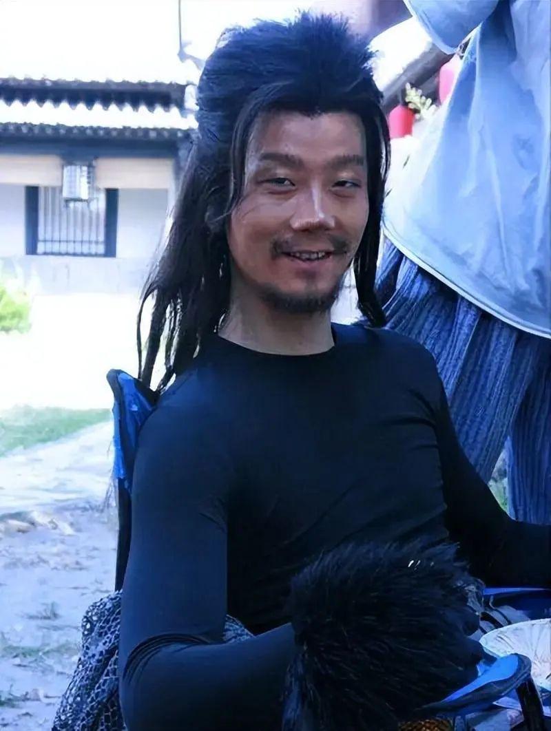 到了夏天拍摄时,由于衣服闷热不透气,陈创的身上长满了痱子.