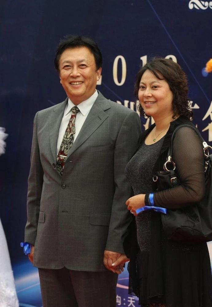 回顾唐国强的女儿唐亮生母悲情早逝她在泪水中理解父亲和继母