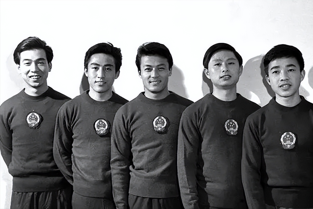 回顾乒坛美男子李富荣娶舞蹈演员为妻如今儿子是帅哥演员