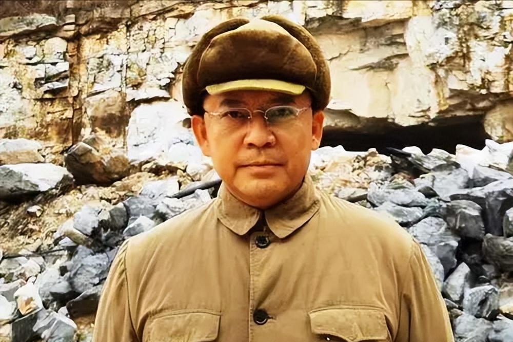 他是《跨过鸭绿江》中大将军"陈赓",为保卫祖国和敌人浴血奋战.