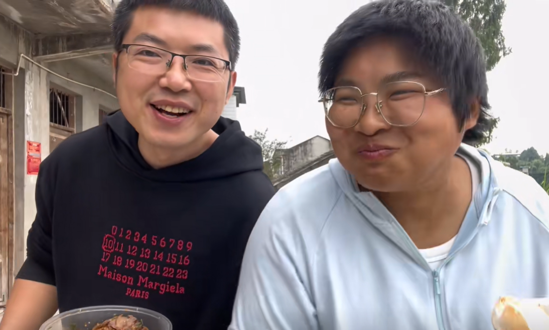 小蒲和志强于是志玲,带着自家小狗志刚,志强决定回老家农村减脂塑形.