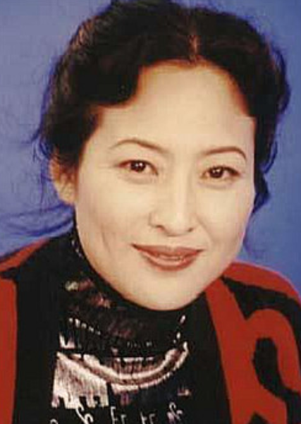 家里有三个女儿,许娣是其中最漂亮的一个,每次三个人并排走的时候