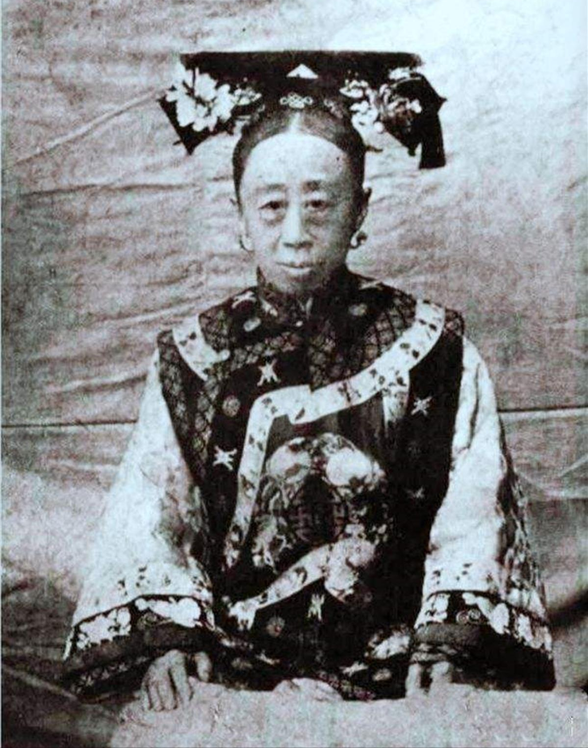 瓜尔佳氏也是清朝大姓,为何没有出过皇后?多次与后位擦肩而过