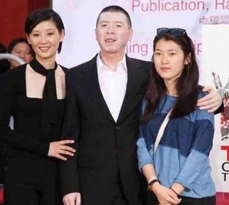 回顾冯小刚女儿冯思羽心疼被抛弃的生母也同情继母徐帆的遭遇