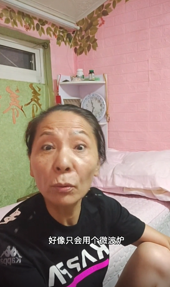 孙好好隔天就从自家抱了两床被子给托马,还教托马怎么使用洗衣机,空调