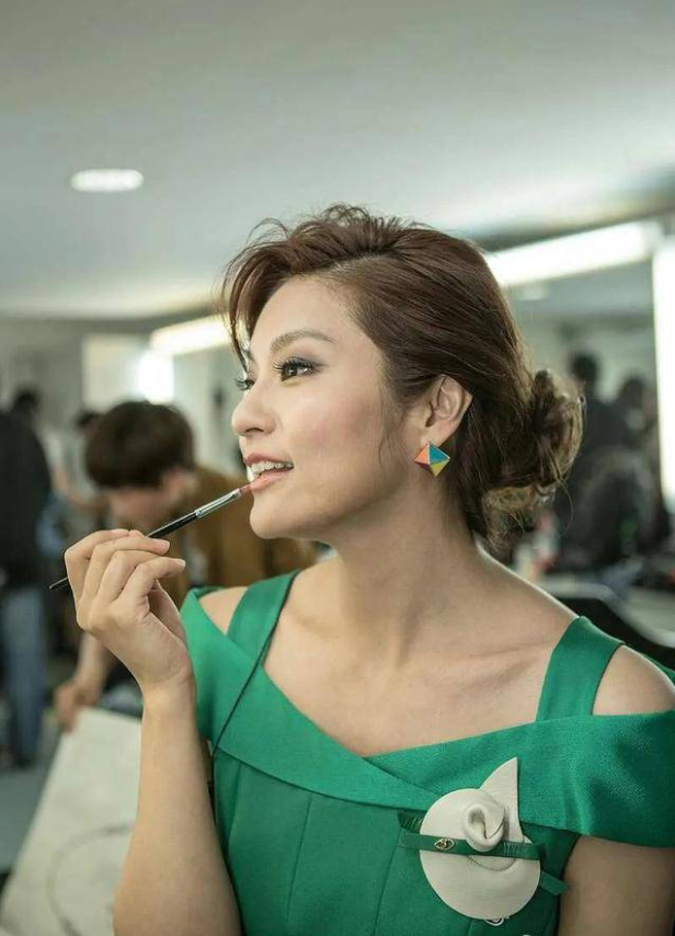 回顾孟盛楠从兰州走出的央视美女主持人男友在雾中迷路了