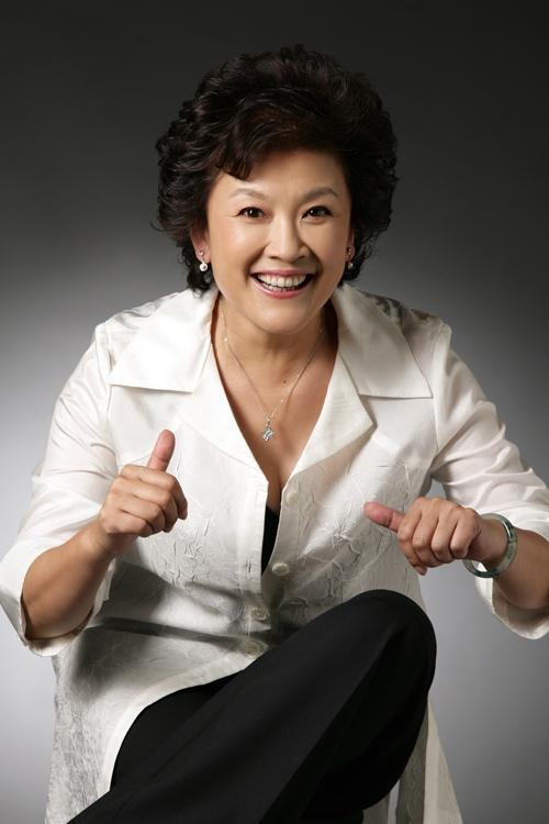 回顾著名演员宋春丽我这辈子正确的决定就是在61岁做了妈妈