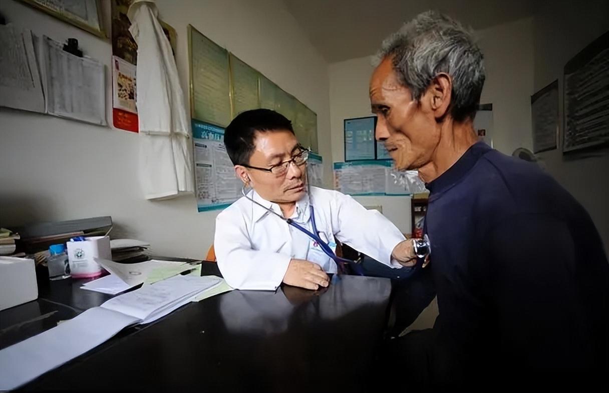 回顾江西袖珍村医身高90cm遭嘲笑在妻子背上行医30载终获爱戴