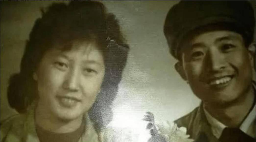 在父母观念的灌输下,高秀敏只能乖乖和丈夫李云启结婚.