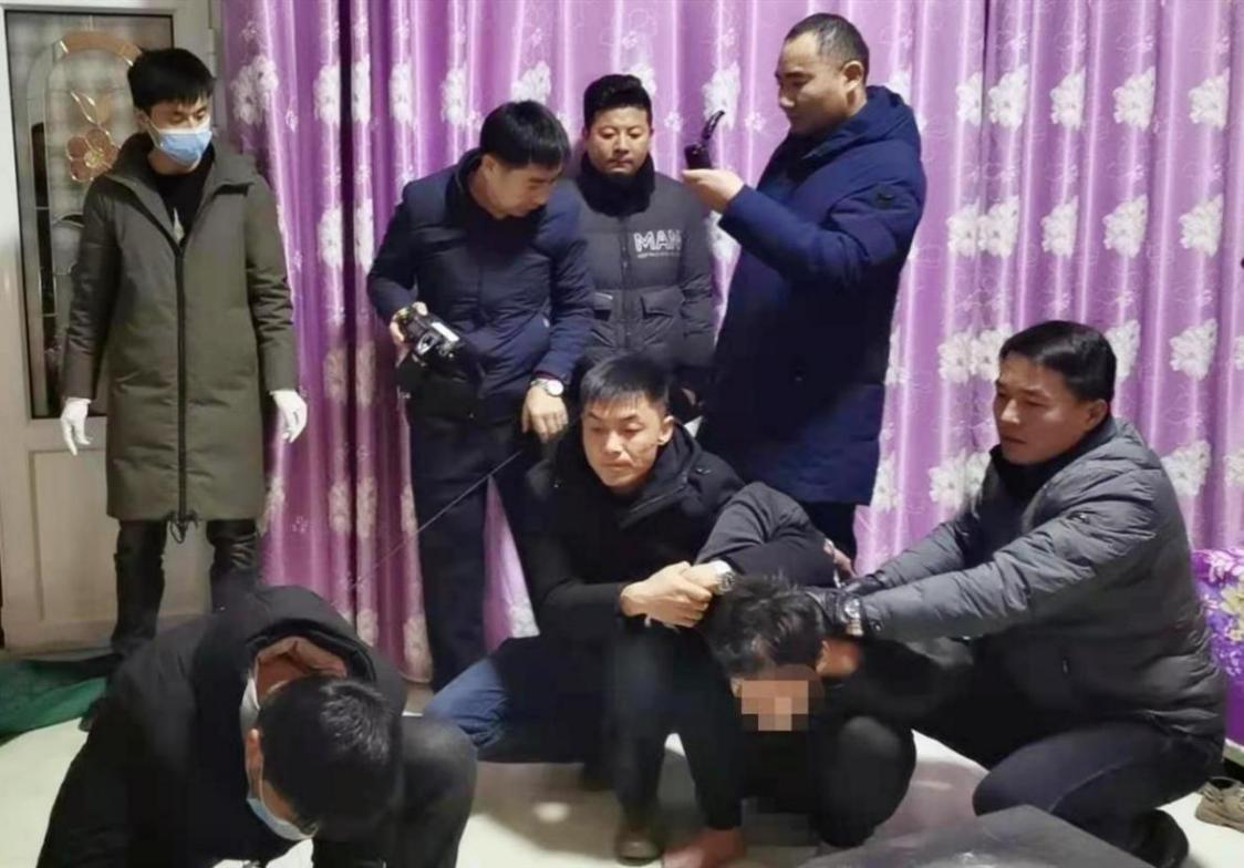 2016年一辆白色越野车经常在晚上出现警方调查后破获盗墓大案